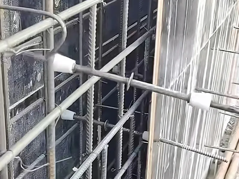 El uso de tirantes de encofrado para muros de corte comunes hace que la construcción sea segura, económica y confiable.