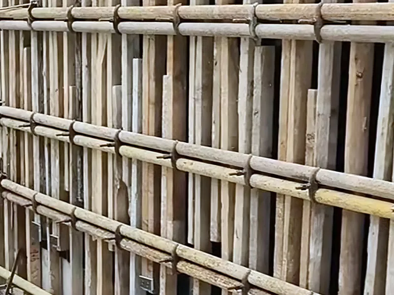 Las columnas de gran sección del marco y los capíteles de pilotes suelen utilizar tirantes de encofrado para mejorar la integridad de los estribos de las columnas y evitar el abombamiento del encofrado.
